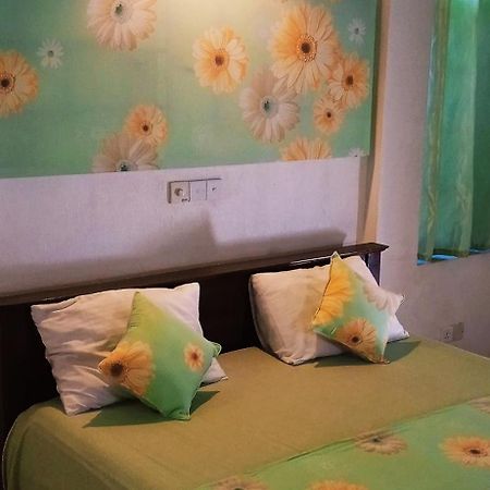 Nilas Guesthouse Hikkaduwa Exterior photo