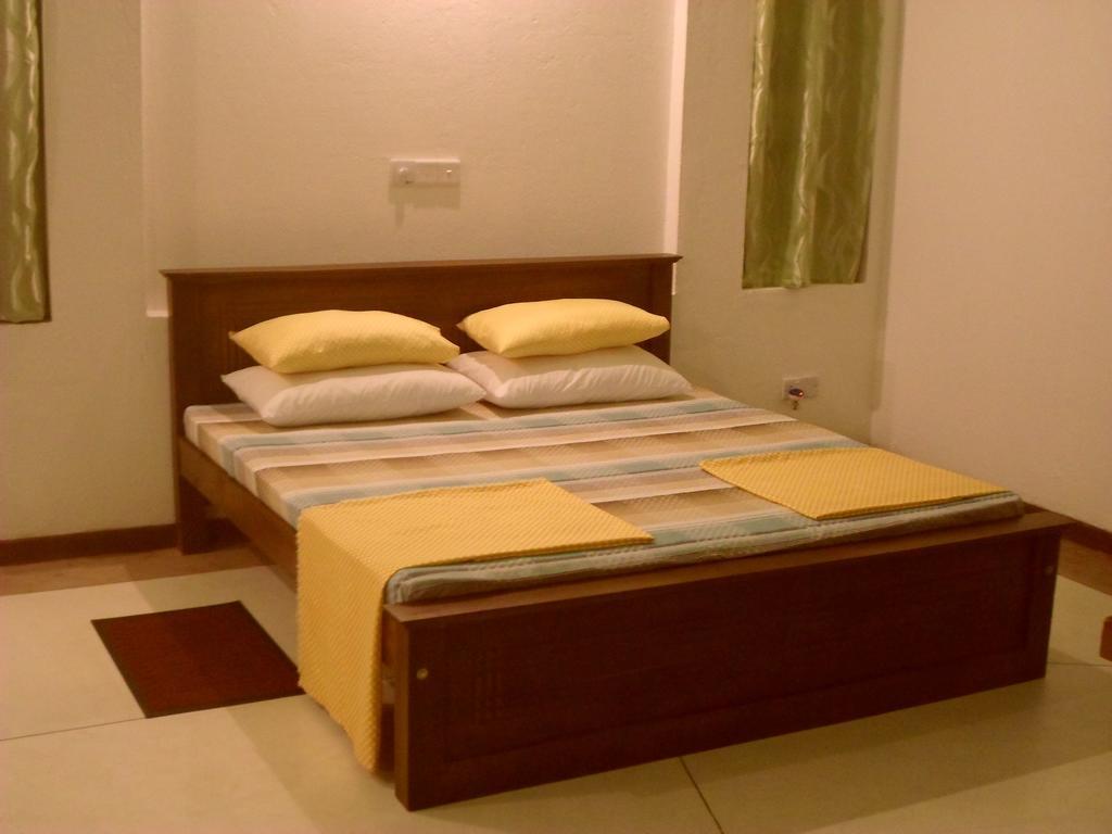 Nilas Guesthouse Hikkaduwa Room photo